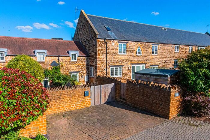 4 Bedroom Barn Conversion For Sale In Bell Hill, Finedon, NN9