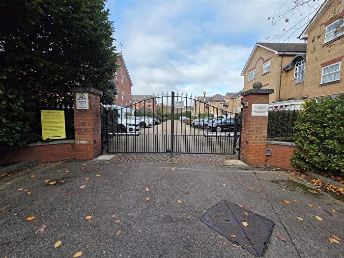 2 Bedroom Flat To Rent In Harper Close, Oakwood, London, N14