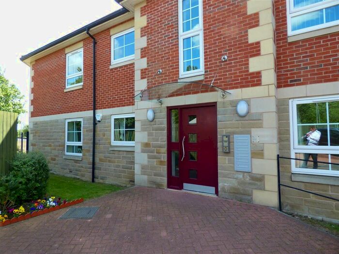 2 Bedroom Flat To Rent In Waterside, Silver Street, Fairburn, WF11