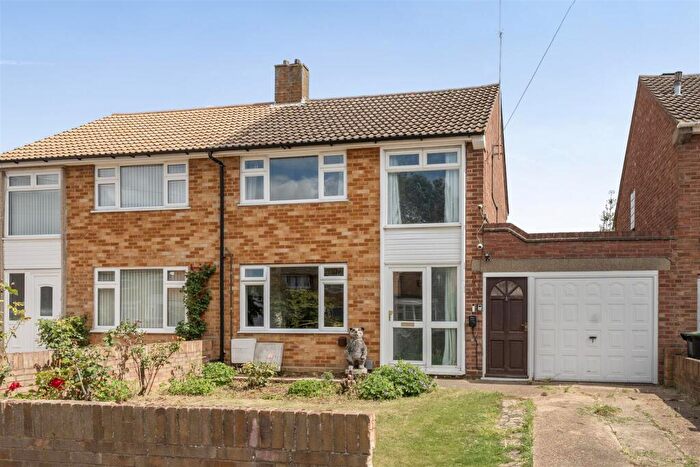 3 Bedroom House For Sale In Leasway, Bedford, MK41