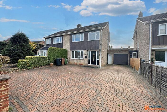 3 Bedroom Semi Detached House For Sale In Paston Ridings, Paston, Peterborough, PE4