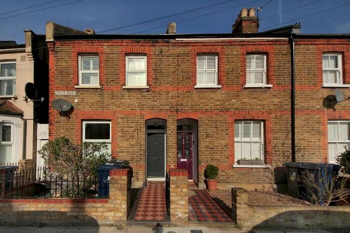 3 Bedroom End Of Terrace House To Rent In Felix Road, W13