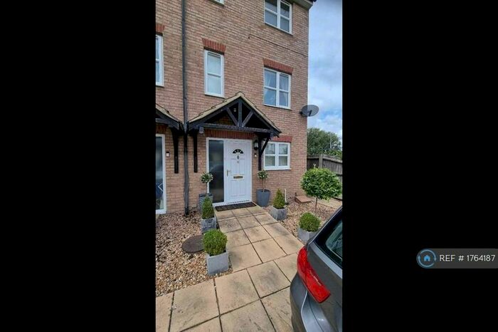 4 Bedroom Semi-Detached House To Rent In Friars Court, St Neots, PE19