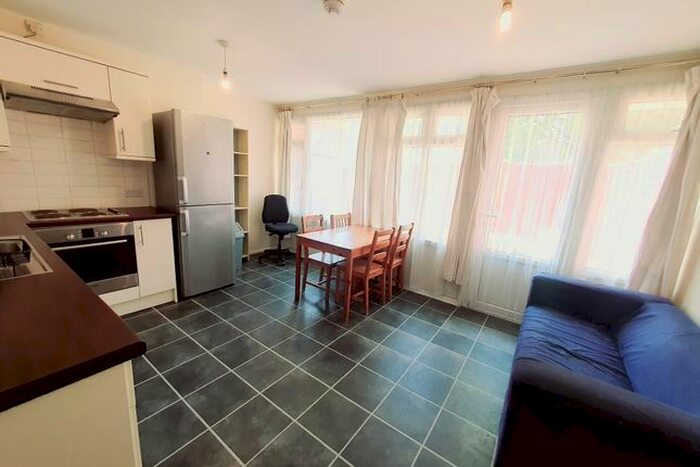 4 Bedroom Maisonette To Rent In Cooks Road, Kennington, SE17