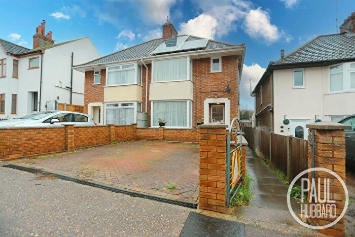 3 Bedroom Semi-Detached House For Sale In The Avenue, Pakefield, NR33