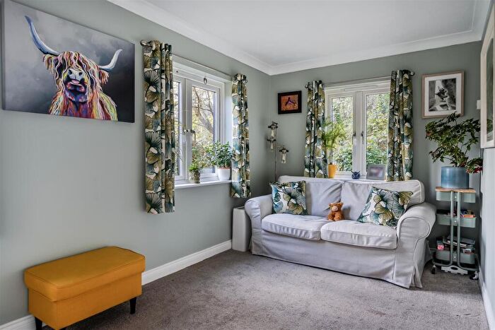 2 Bedroom Flat For Sale In Dapps Hill, Keynsham, Bristol, BS31