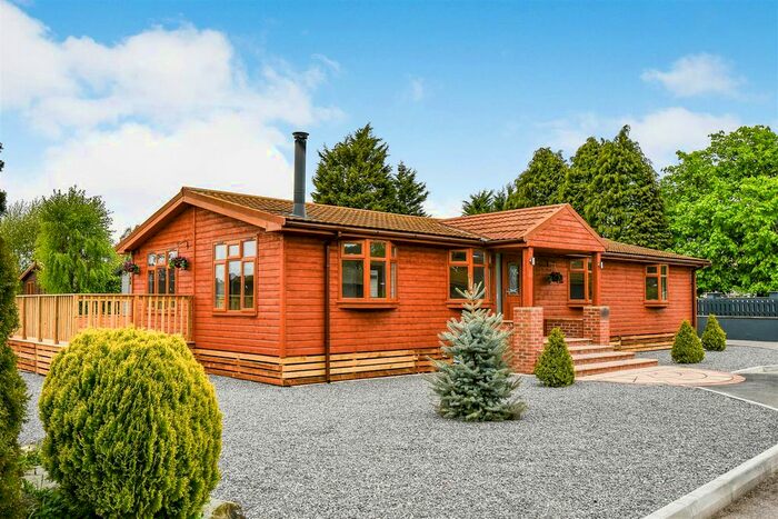 3 Bedroom Park Home For Sale In Hull Road, Wilberfoss, York, YO41