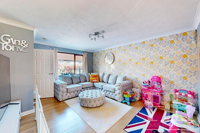 3 Bedroom End Of Terrace House For Sale In Capsey Road, Ifield, RH11
