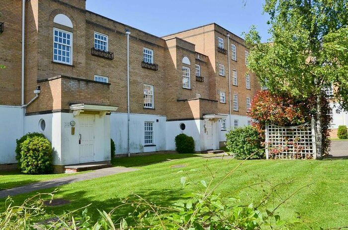 1 Bedroom Apartment To Rent In Leigh Hunt Drive, Southgate, N14