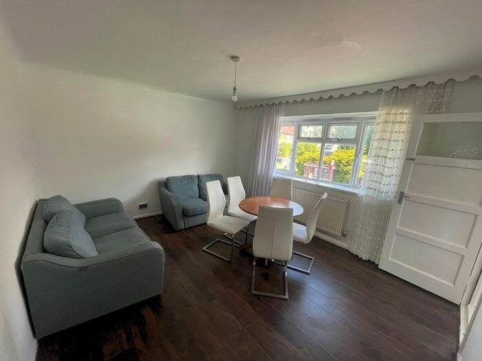 2 Bedroom Flat To Rent In Bedford Mount, Horsforth, Leeds, LS16