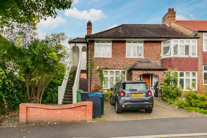 3 Bedroom Flat To Rent In Glendale Drive, London, SW19