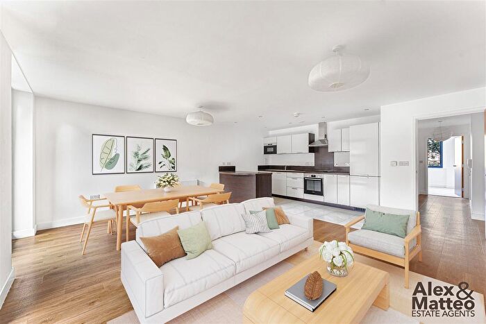 3 Bedroom Flat For Sale In Fairmont House, Canada Water, SE16