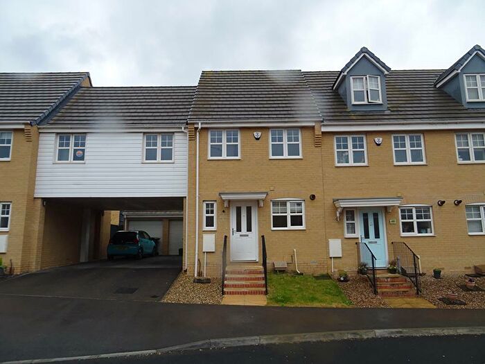 3 Bedroom Semi-Detached House To Rent In Vicarage Road, Rushden, NN10