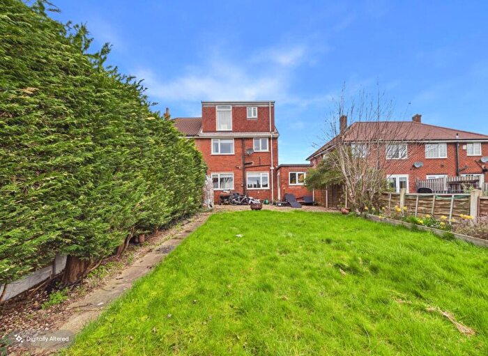 3 Bedroom Semi-Detached House For Sale In Valley Ridge, Kippax, Leeds, LS25