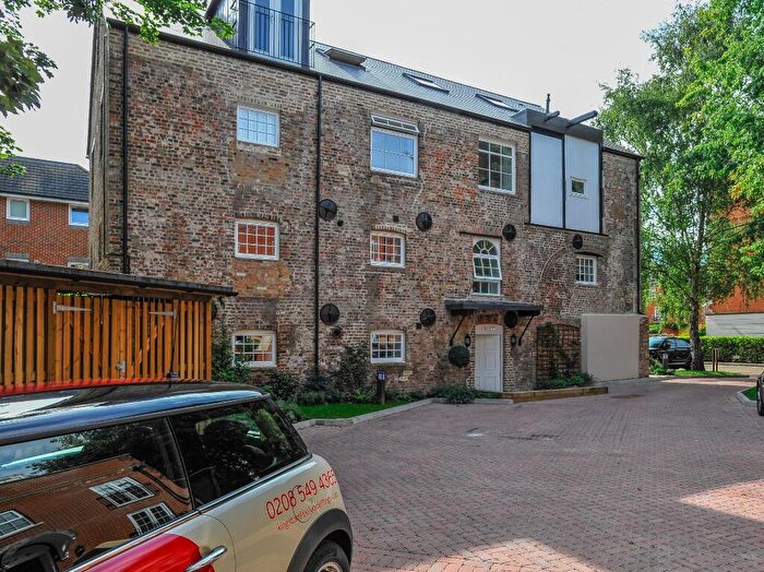 2 Bedroom Flat To Rent In Queens Reach, East Molesey, KT8