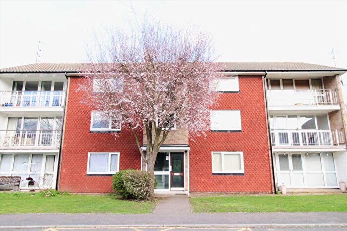 3 Bedroom Flat To Rent In Basinghall Gardens, Sutton, SM2