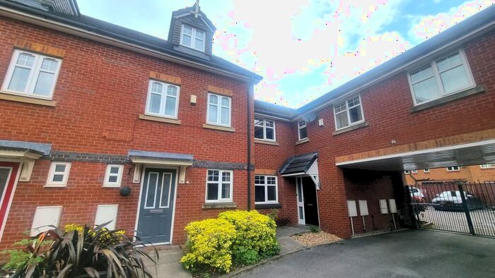 3 Bedroom Town House To Rent In Linnyshaw Close, Bolton, BL3