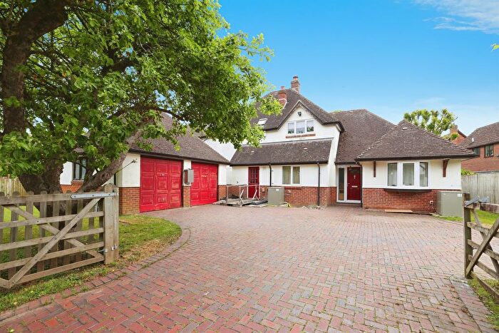 5 Bedroom Detached House For Sale In Dauntsey Lane, Weyhill, Andover, SP11