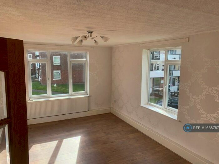 3 Bedroom Flat To Rent In Wardley House, Manchester, M6