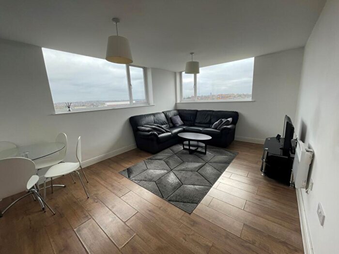 3 Bedroom Apartment To Rent In Mere Bank, L17