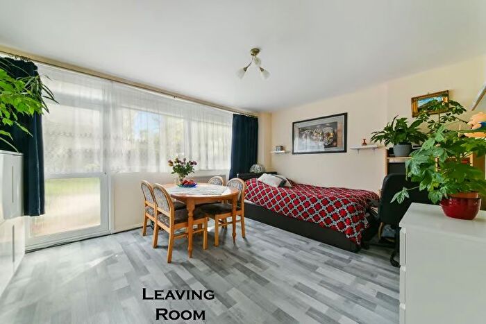 3 Bedroom Semi-Detached House To Rent In Phipps Bridge Road, Mitcham, CR4