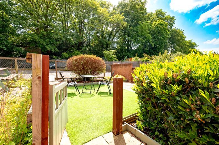 2 Bedroom Apartment To Rent In Ref: Gk - Union Street, Farnborough, GU14