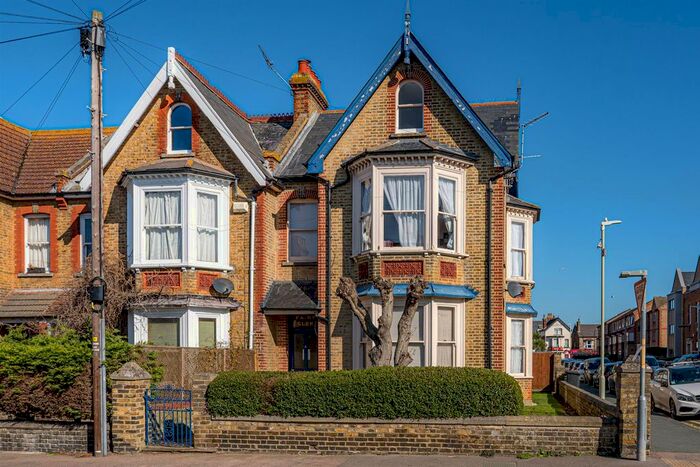 2 Bedroom Flat To Rent In Victoria Park, Herne Bay, CT6
