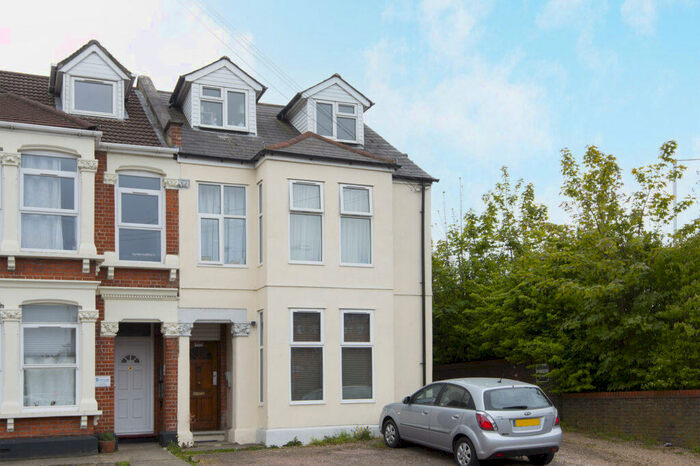 2 Bedroom Flat To Rent In Eastern Road, Romford, Essex, RM1