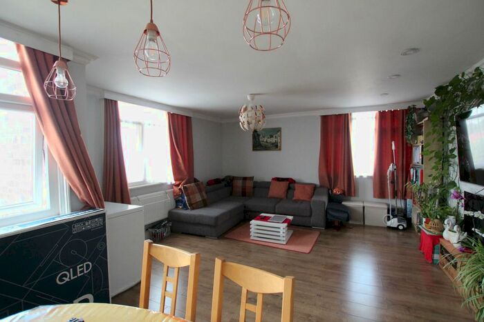 2 Bedroom Flat For Sale In B, Valebrook, Park Avenue, Ilford, IG1