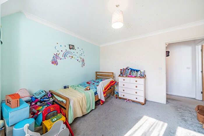 2 Bedroom Flat For Sale In Engineers Court, Reading, Berkshire, RG2