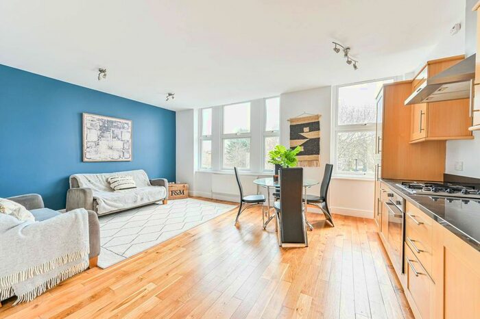 2 Bedroom Flat To Rent In Haselrigge Road, Clapham, London, SW4