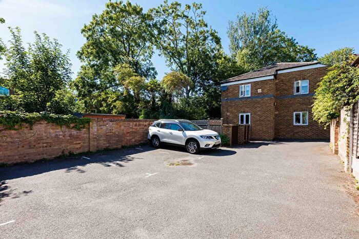 2 Bedroom Flat For Sale In The Glade, Coningham Road, W12