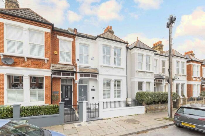 4 Bedroom Flat To Rent In Hambalt Road, London, SW4