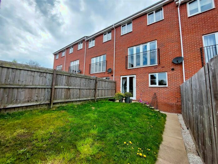 4 Bedroom Town House To Rent In Kerry Close, Clipstone Village, Mansfield, NG21
