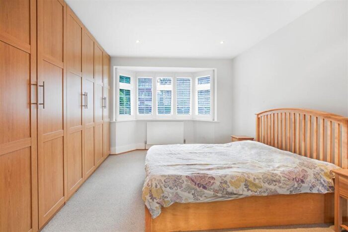 2 Bedroom Flat For Sale In Christchurch Park, Sutton, SM2