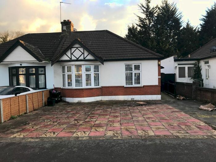 3 Bedroom Bungalow To Rent In Eastern Avenue, Newbury Park IG2