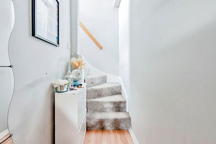 1 Bedroom Flat For Sale In Horley Road, Redhill, RH1