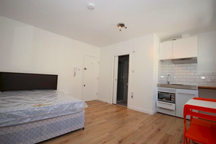 Flat To Rent In High Street, Harlesden, NW10