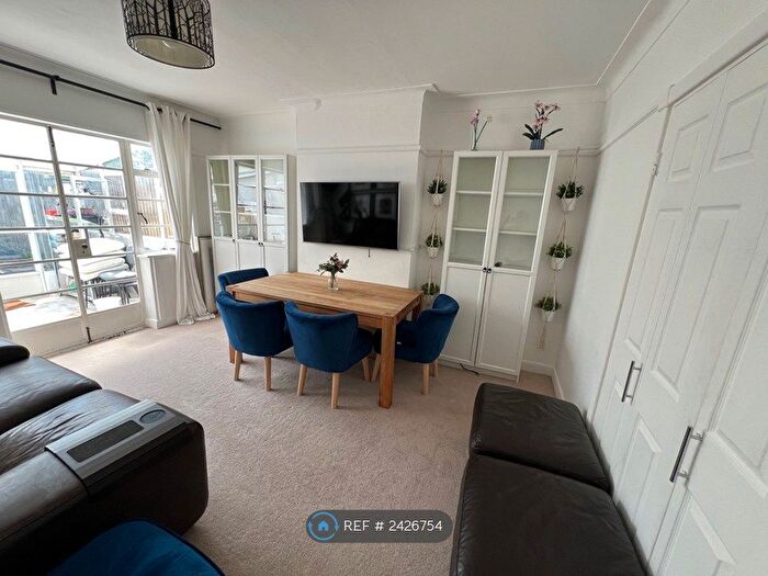 5 Bedroom Semi-Detached House To Rent In Christian Fields, London, SW16