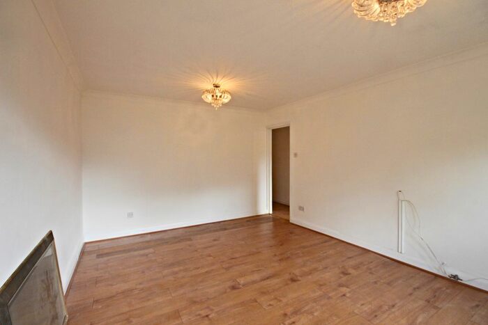 2 Bedroom Flat To Rent In The Park, Sidcup, DA14