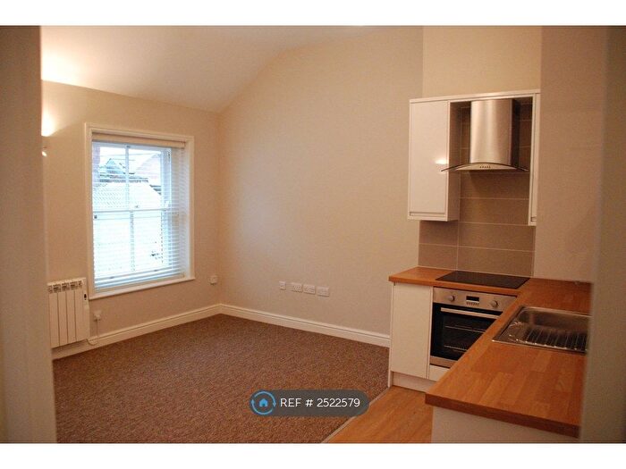 2 Bedroom Flat To Rent In The Green, Cullompton, EX15