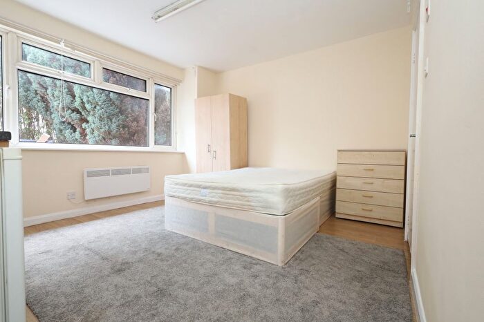 Studio To Rent In Elmcroft Crescent, London, NW11