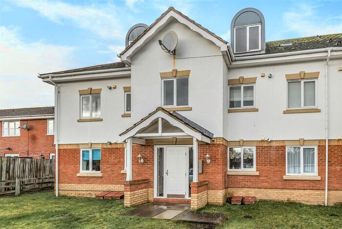 2 Bedroom Flat To Rent In Basildon Close, Byewaters, Watford, WD18