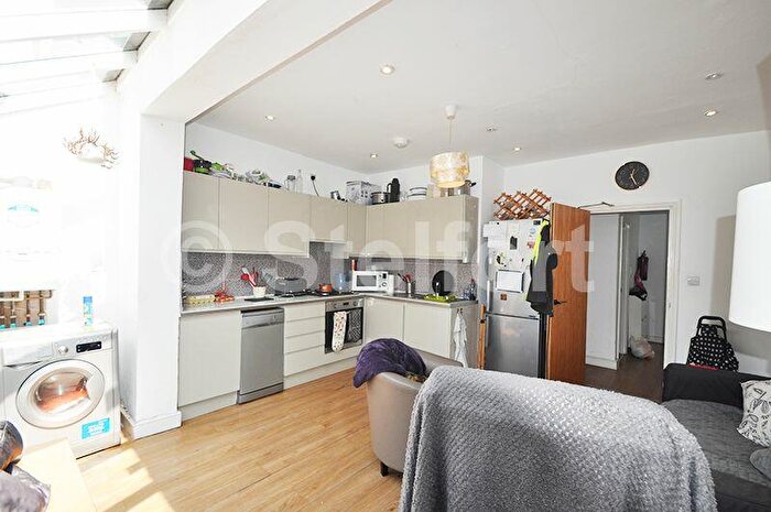 4 Bedroom Maisonette To Rent In Luton Road, London, E17