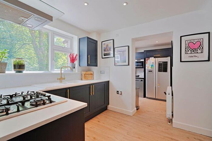 4 Bedroom Semi-Detached House To Rent In West View Close, Sheffield, S17