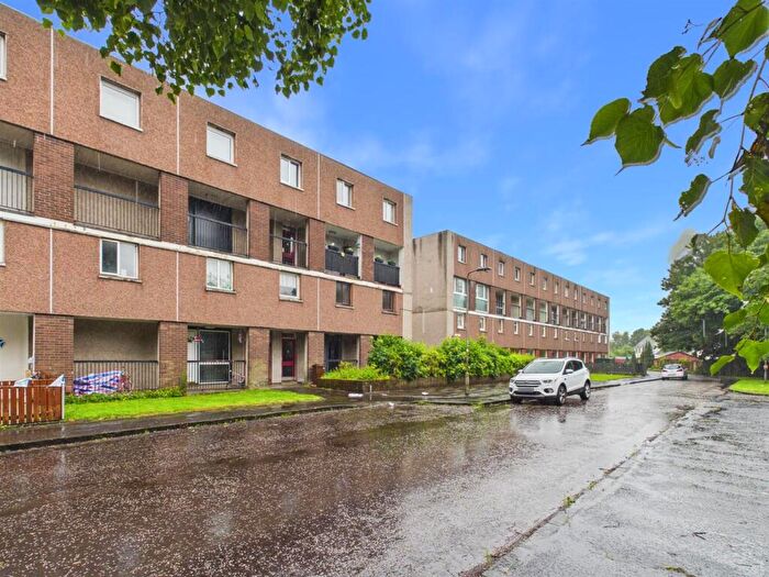 3 Bedroom Maisonette For Sale In Millford Drive, Linwood, PA3