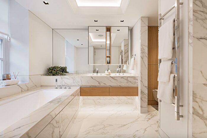 2 Bedroom Flat For Sale In Holland Street, Kensington, London, W8