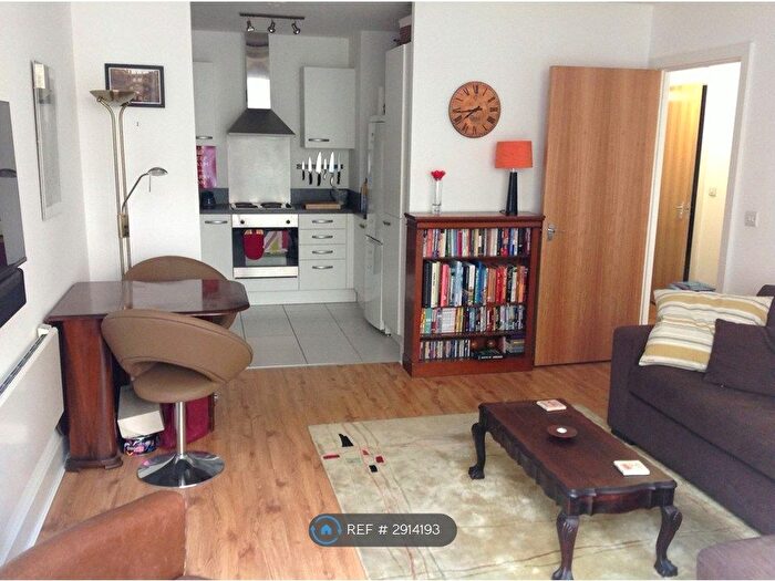 1 Bedroom Flat To Rent In Gowers Walk, London, E1