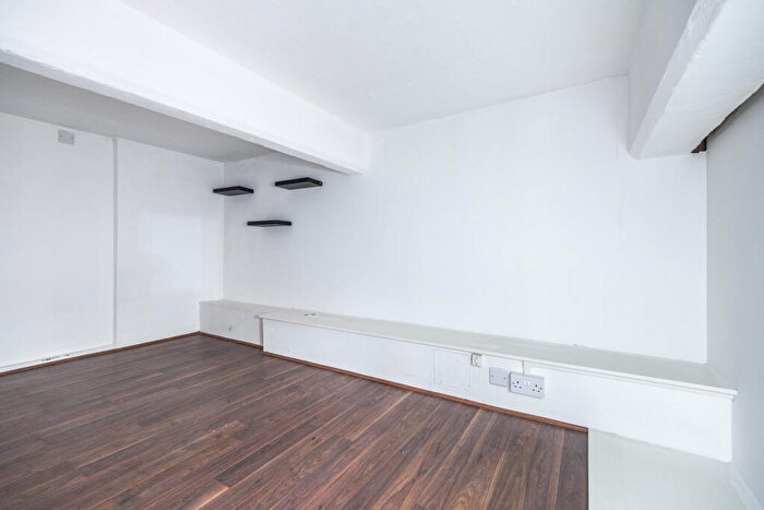 2 Bedroom Apartment To Rent In Dehavilland Studios, Clapton, E5