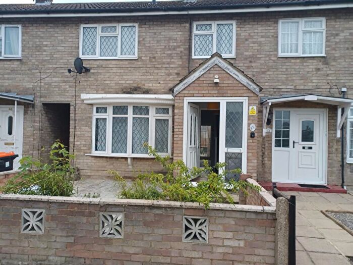 4 Bedroom Semi-Detached House To Rent In Grove Road -, LU5